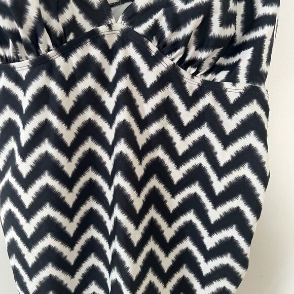 NWOT Liz Lange Maternity Grey White Chevron Print One Piece Swimsuit - Picture 7 of 11